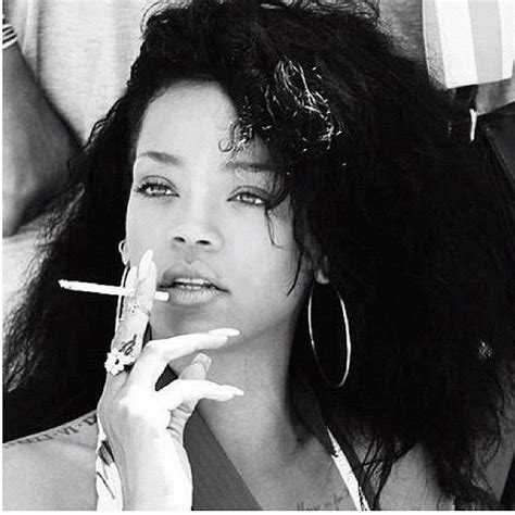 Ego Rihanna Posa Fumando E Com Os Cabelos Rebeldes Notícias De Famosos