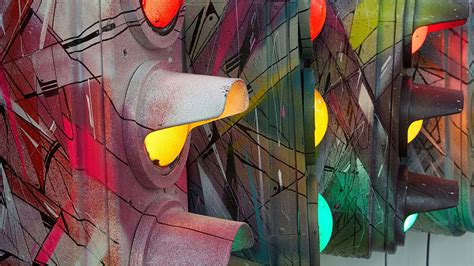 Le mobilier urbain parisien transformé par des street artistes et