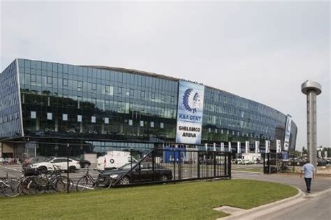 Aa gent heeft op passende wijze eer betuigd aan de slachtoffers van de vliegtuigramp, waarbij bijna de volledige ploeg van het braziliaanse chapecoense om het leven kwam. Projectbezoek Ghelamco Arena Gent | architectura.be