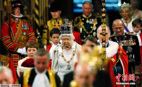La Reina Isabel Ii Preside La Apertura Del Parlamento Británicospanish