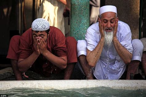 Ramadan Comes To An End As Muslims Around The World Join In Prayer Daily Mail Online