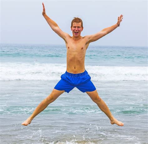 Nastoletnia Chłopiec Skacze W Górę Plaży Zdjęcie Stock Obraz złożonej