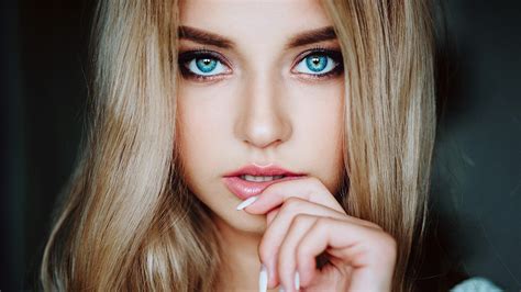 Download Blonde Blue Eyes Woman Face Hd Wallpaper