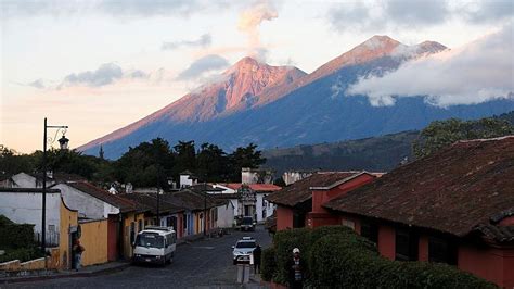 Volc N De Fuego Eruption Lights Up Guatemalan Skyline Video Dailymotion