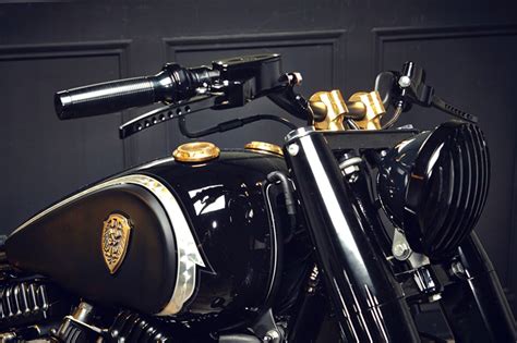 Кастом Rough Crafts Crowned Stallion на базе Harley Davidson Softail