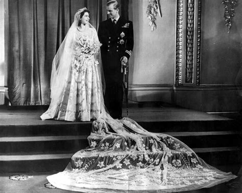 Erzsébet királynőt orrbefogásra késztette a póniszar. 71. házassági évfordulóját ünnepelte II. Erzsébet királynő ...