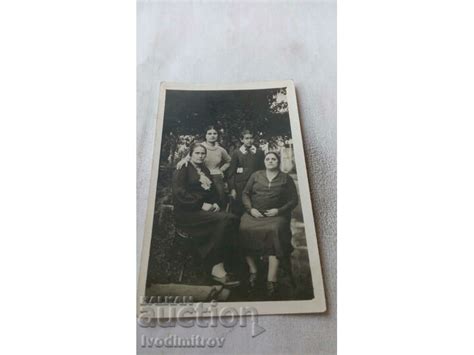 Снимка Две жени и две млади момичета в двора Стари снимки Изделия от хартия balkanauction