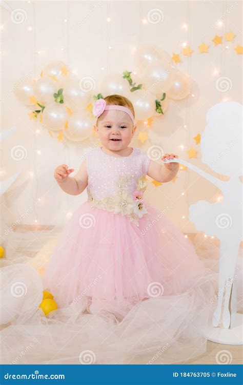 Garotinha Bonitinha Vestida De Princesa Rosa Com Uma Flor Em Seu Cabelo