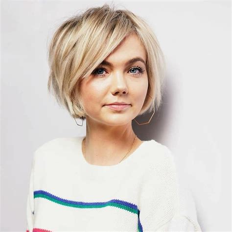 Lots of layers around the face and crown. 10 Office Short Hairstyle Ideas for Women - Easy Short ...