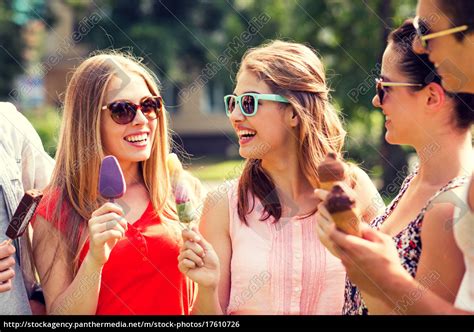 Group Of Smiling Friends With Ice Cream Outdoors Stockfoto 17610726 Bildagentur Panthermedia
