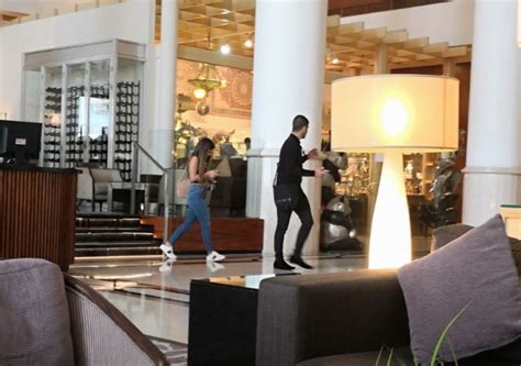 פרקט למינציה זו אופציה אחת אך כניסתו של גרניט פורצלן דמוי פרקט לשוק עשתה מהפך אמיתי. עדן בן זקן ושוקי ביטון בהכנות אחרונות לקראת חתונה! | TMI