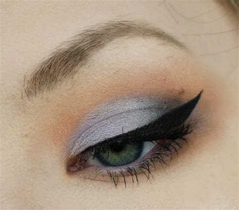 Smokey Lavender Eyelook For Fair Skin