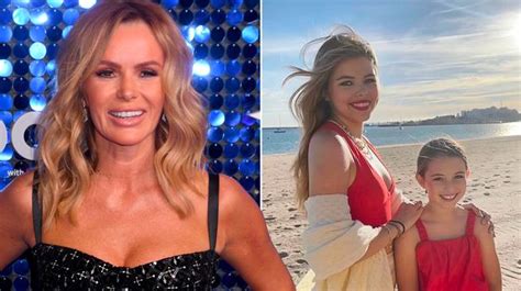 Amanda Holdens Lookalike Daughter Wears Makeup On Beach As She Poses
