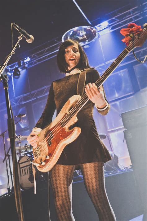 21 Of The Best Female Guitarists And Bassists Under The Mainstreams Radar Kızlar Ünlüler Gitarist