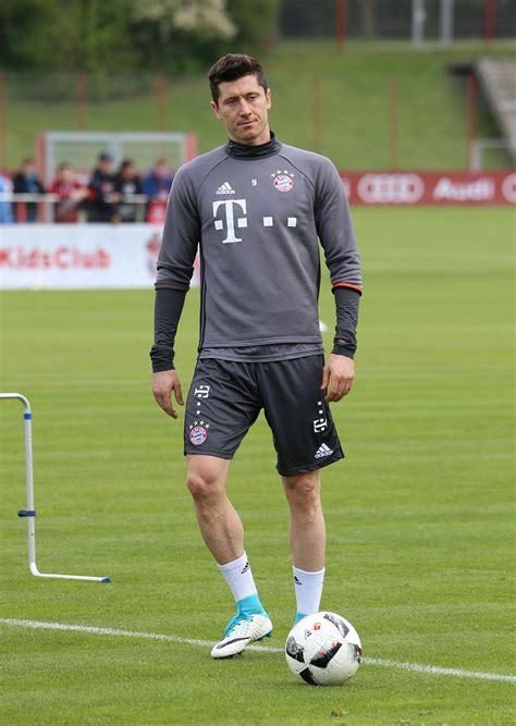 Born 21 august 1988) is a polish professional footballer who plays as a striker for german club bayern munich. Robert Lewandowski - Wikipedia