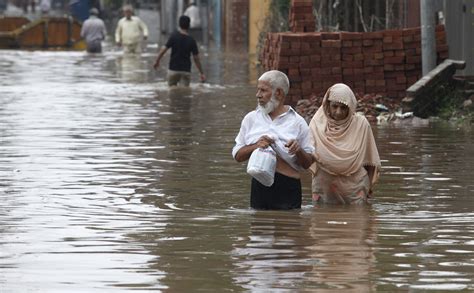 Worst Flooding In 50 Years In Indian Kashmirs Srinagar Leaves 120 Dead