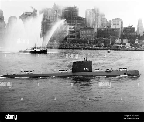 le sous marin nucléaire uss nautilus est ancré dans le port de new york en 1958 photo stock alamy