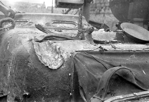 След от 88 мм снаряда немецкого танка Тигр на броне башни