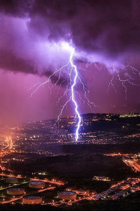 Daredevil Photographer Captures Surreal Lightning Strikes Photos