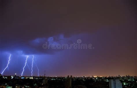 Tornillos de relámpago foto de archivo Imagen de lluvia 4189856