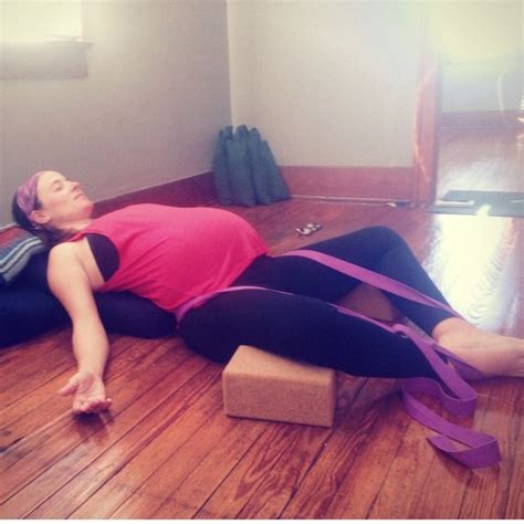 Im Pregnant Best Yoga Poses For The First Trimester En 2020