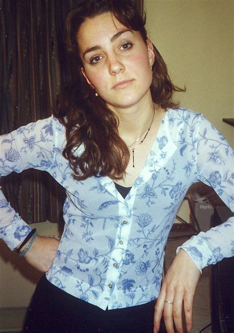 El tartán es el tejido más atemporal y versátil (y apto para todo tipo de prendas). 1999 - at Marlborough | Princess kate middleton, Princess ...