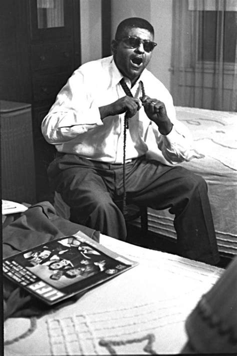 John howard griffin was a white american journalist who is best known for his account, black like me, in which he details the experience of darkening his skin and traveling as a black man through through louisiana, mississippi, alabama, and georgia in 1959. Photos de John Howard Griffin - Babelio.com