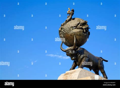 Turkmenistán Ashgabat el terremoto memorial estatua Fotografía de