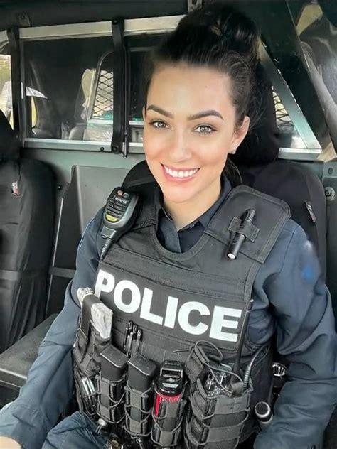 Soy una policía sexy me transformo cuando me quito el uniforme de policía y todos quieren pasar