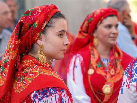 Klederdracht Folk Dresses Women Costumes Around The World