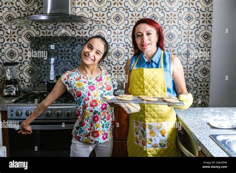 Madre Latina Y Su Hija Adolescente Con Parálisis Cerebral En La Cocina