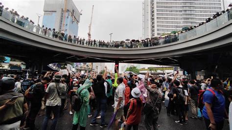 63 ม็อบคณะราฎร63 , นักศึกษา ไทม์ไลน์ล่าสุดบรรยากาศจากแยกปทุมวัน. #ถ่ายทอดเหตุการณ์สด#ม็อบ 16 ตุลา 63 #เวลา 16.30 น. ณ ...