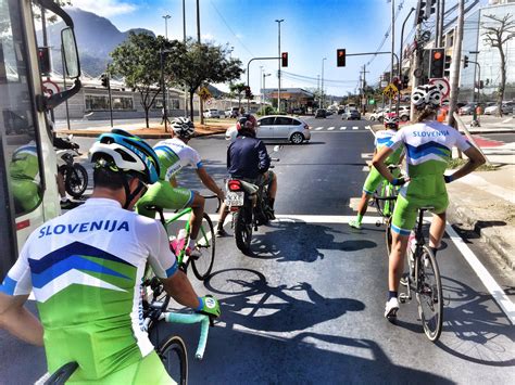 Even later moest hij toch weer gaan zitten en werd hij op een brancard naar een. Matej Mohoric on Twitter: "We checked the road race climb ...