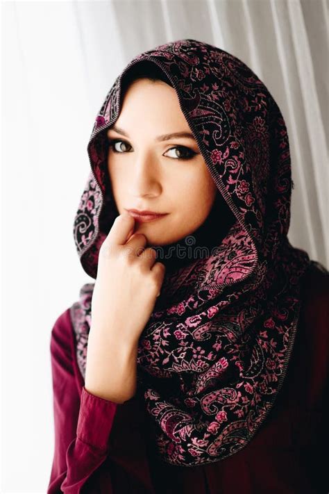 Bella Donna Del Medio Oriente Misteriosa Di Etnia Immagine Stock Immagine Di Elegante