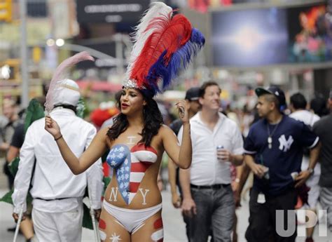 Photo Topless Women In Times Square Nyp20150823136