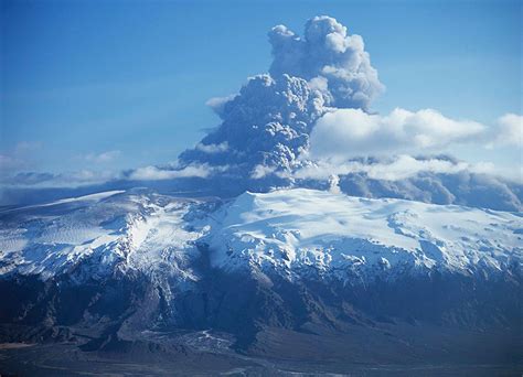 Eyjafjallajökull Volcano Fire Ice And Ash Bustravel Iceland