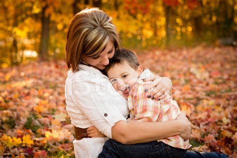 Madre Abrazando Con Pequeño Hijo Mientras Afuera En Un Día De Otoño