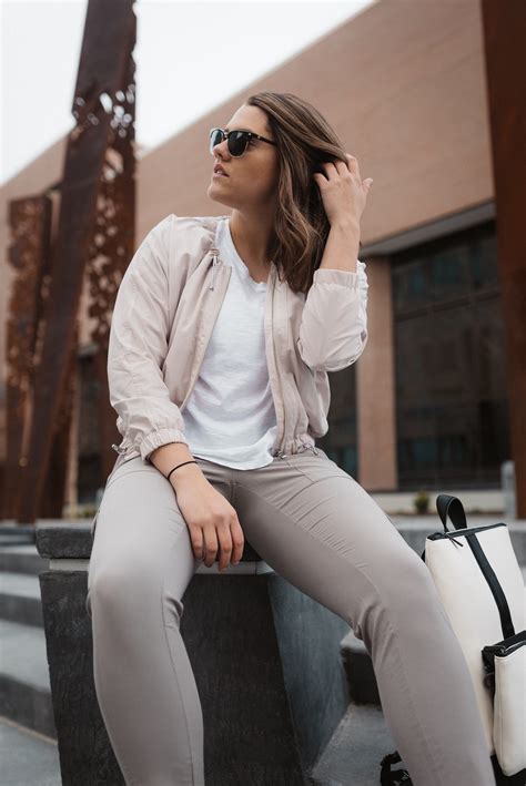Stylish And Comfortable Airport Outfit Ideas For Travelers