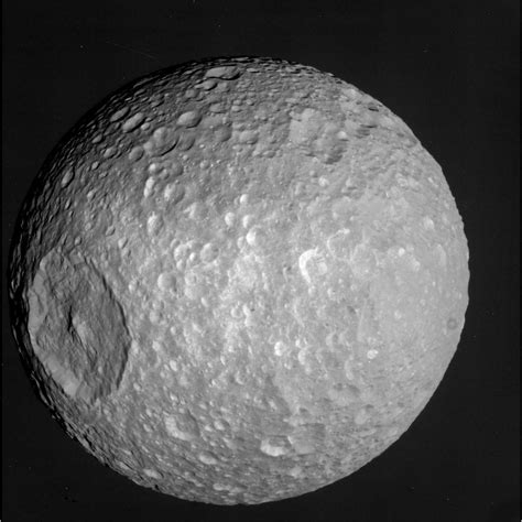 La Lune Mimas Létoile De La Mort De Saturne Rétro Cassini