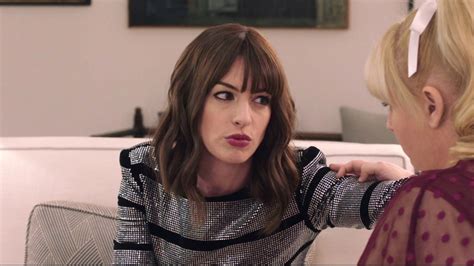 The Hustle Rebel Wilson And Anne Hathaway Star As Con Artists In Gender Flipped Comedy Remake