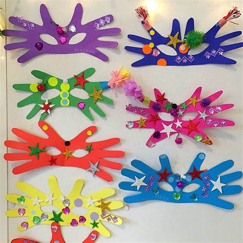 Diese sollten nur gerecht aufeinander geklebt werden, zwei löcher für die augen ausschneiden und einen band oder halter tolle idee für basteln mit klorollen zu fasching. Was können die Kinder zu Fasching basteln im Kindergarten ...