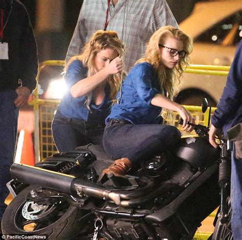 Margot Robbie Films Motorbike Stunt On Suicide Squad Set In Toronto Daily Mail Online