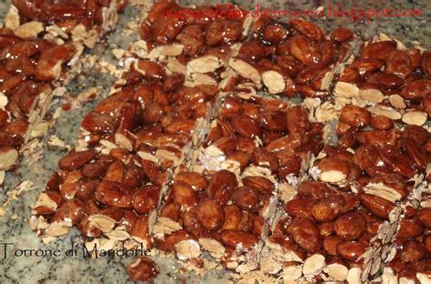 La ricetta prevede l'uso di zucchero, farina di frumento, uova, agenti lievitanti (carbonato acido d'ammonio, carbonato acido di sodio), zucchero caramellato e aroma vanillina. Torrone di Mandorle | Ricetta ed ingredienti dei ...