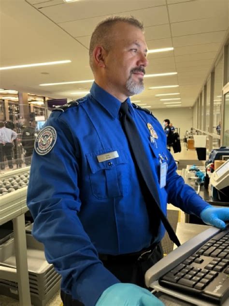 Tsa Officer At Smf Comes To The Aid Of Airline Employee On Way To Work