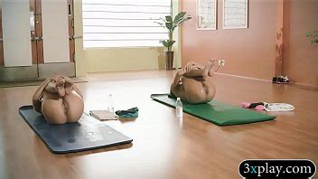 Entrenador y chicas sexy hacen yoga mientras están desnudas XVIDEOS