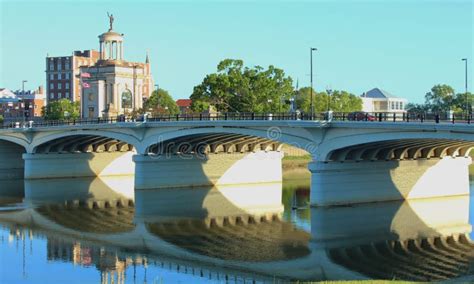 Hamilton Bridge Reflecting Auf Great Miami River In Ohio Stockbild