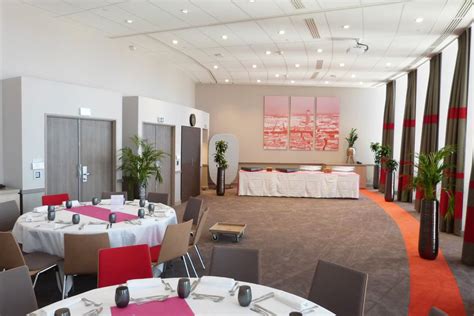 L'institut propose un bachelor management international de l'hôtellerie qui forme les futurs experts des métiers de l'hôtellerie, du tourisme et du luxe et peut déboucher sur une. Hôtellerie de luxe - Intellispace