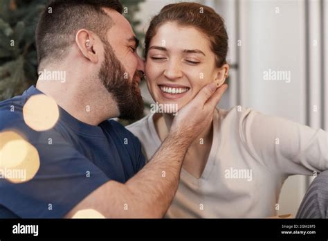 Mujeres Besandose A Los Hombres Fotografías E Imágenes De Alta