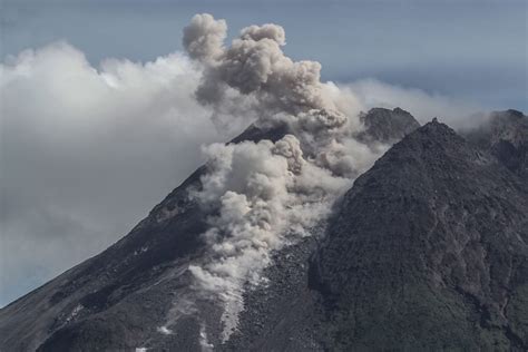 gunung merapi alami 39 kali gempa guguran