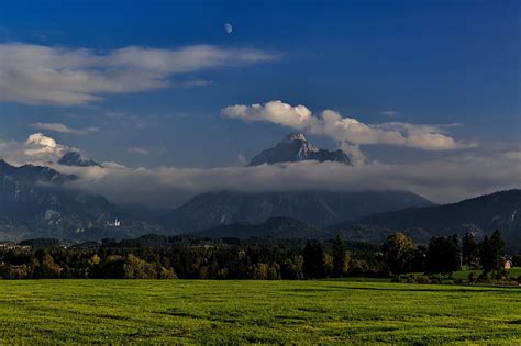 Paisagem Da Baviera Campo De Grama Verde Na Frente Da Montanha